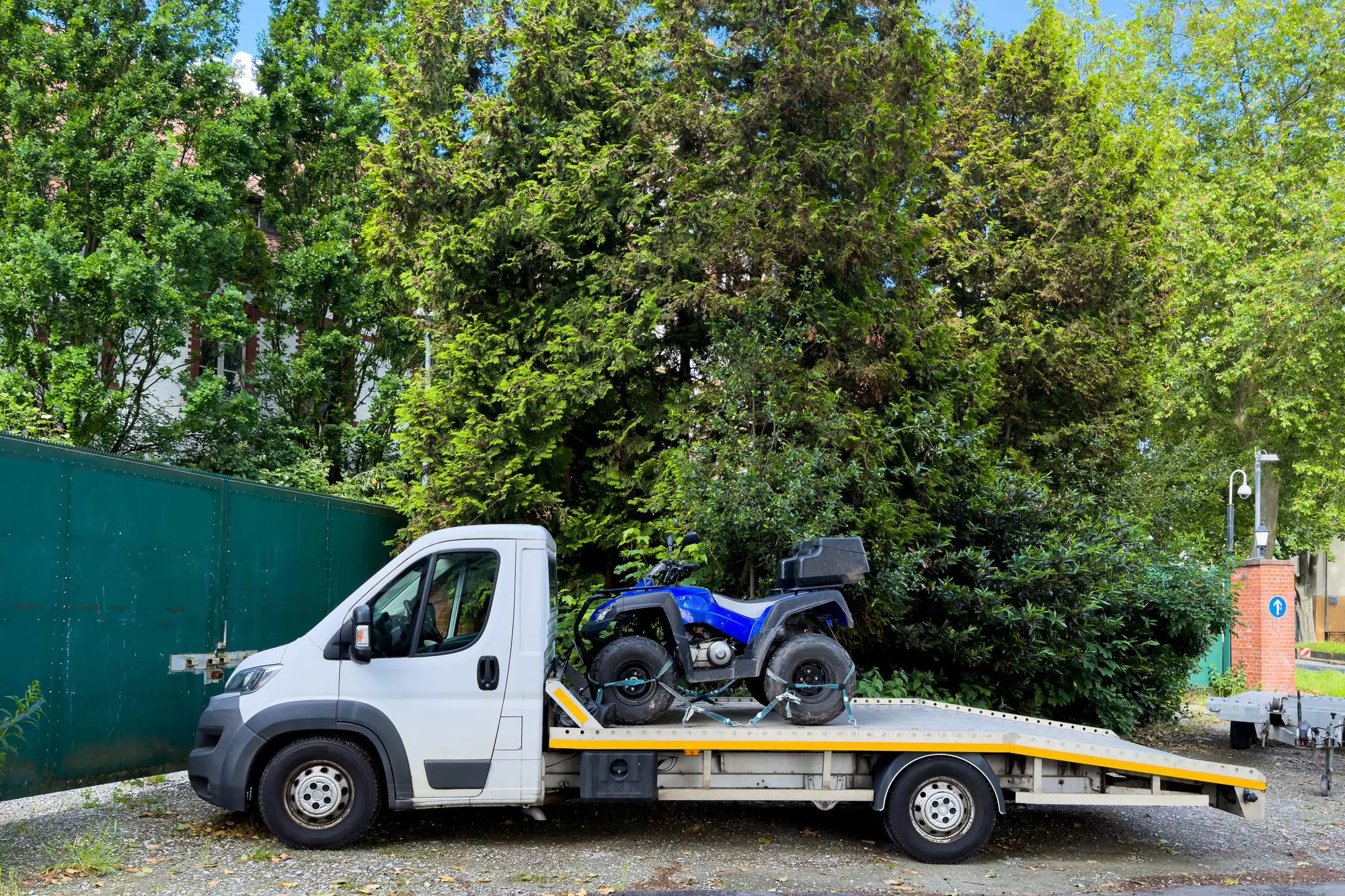 Pojazd terenowy zamocowany pasami transportowymi na platformie lawety